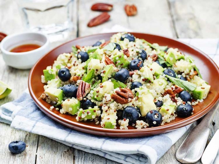 Quinoa-Avocado-Salat mit Blaubeeren und Pekannüssen Quinoa-Avocado-Salat mit Blaubeeren und Pekannüssen