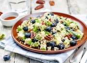 Quinoa-Avocado-Salat mit Blaubeeren und Pekannüssen