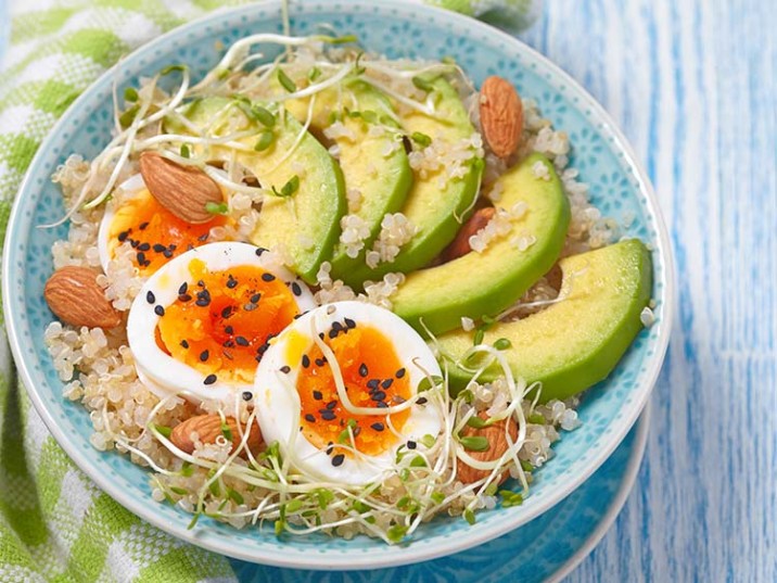 Quinoa mit Avocado, Mandeln und Ei