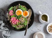 Quinoa Salat mit Spinat, Rote Bete und Ei