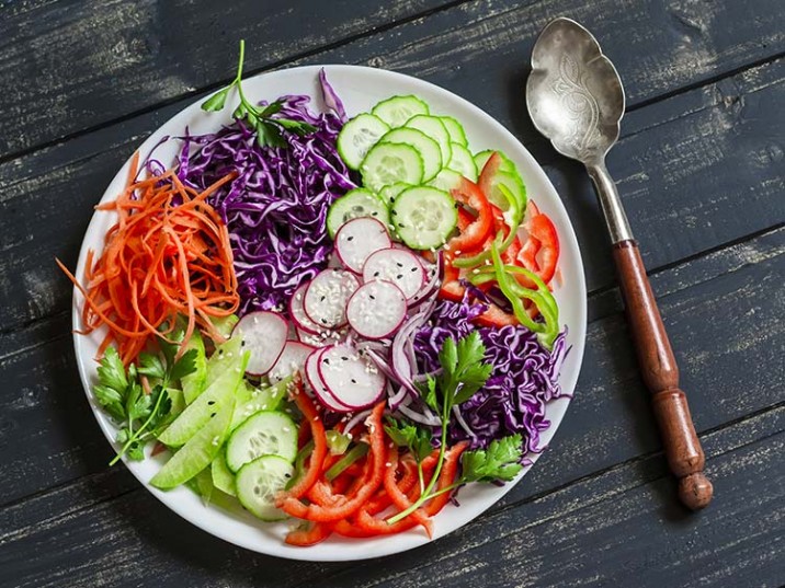 Rohkostsalat mit Kräutern und Sesam Rohkostsalat mit Kräutern und Sesam
