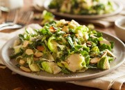 Rosenkohl Salat mit Mandeln und Parmesan