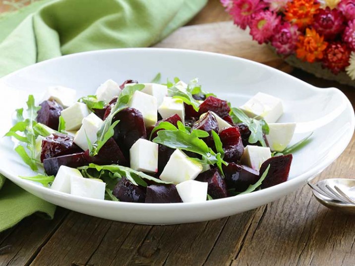 Rote Bete Salat mit Fetakäse und Rucola - lowcarbrezepte.org