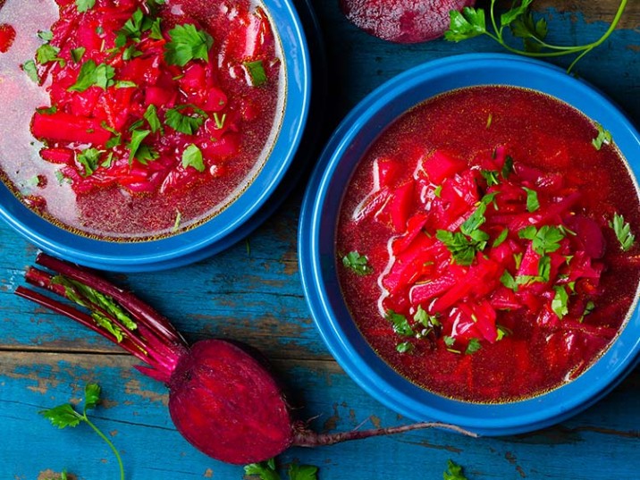 Rote Bete Suppe mit frischen Kräutern Rote Bete Suppe mit frischen Kräutern
