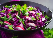 Rotkohl, Radieschen und Frühlingszwiebelsalat