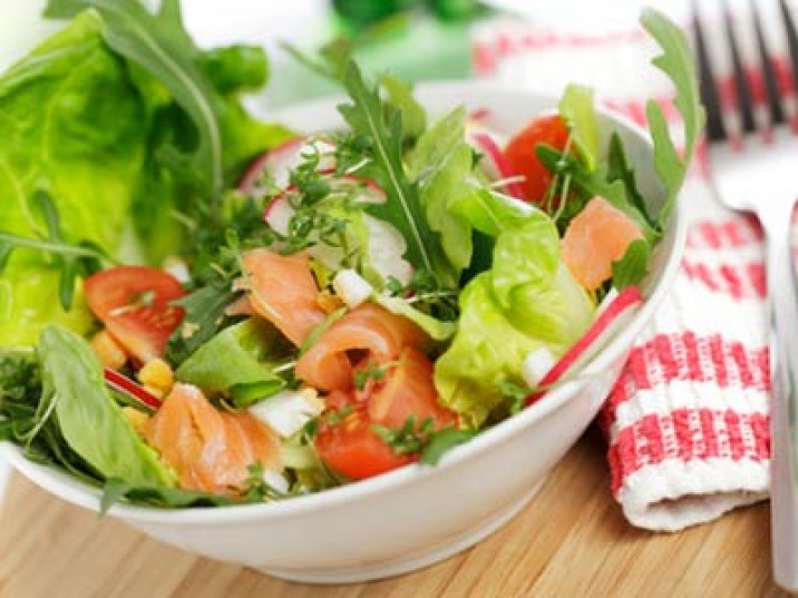 Rucola Lachs Salat - lowcarbrezepte.org