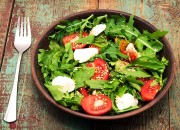 Rucola Salat mit bunten Tomaten
