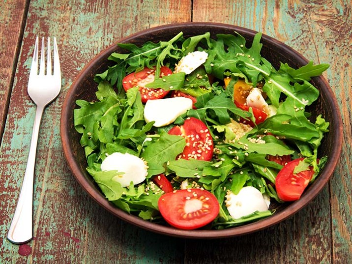 Rucola Salat mit bunten Tomaten