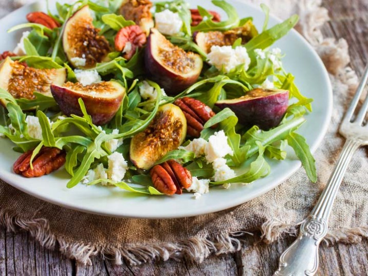 Rucola Salat mit Feigen, Käse und Pekannüsse