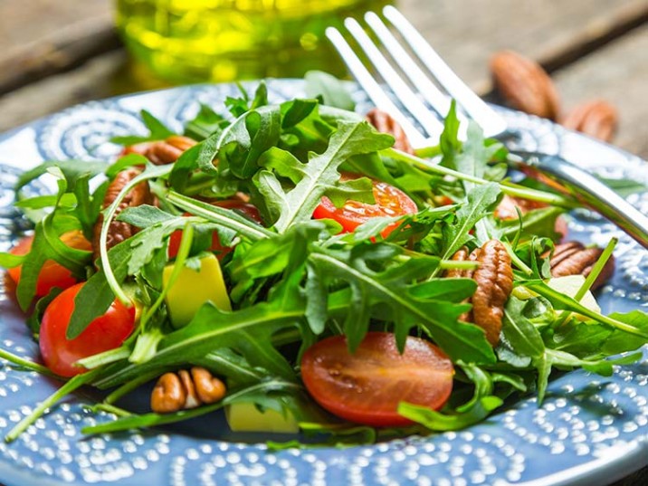 Rucola Salat mit Tomaten, Mango und Pekannüsse Rucola Salat mit Tomaten, Mango und Pekannüsse