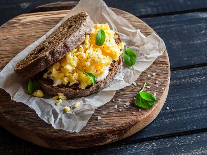 Rührei im Low Carb Brot