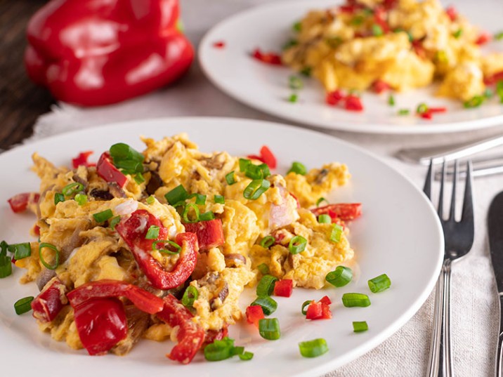 Rührei mit Paprika und Frühlingszwiebel - lowcarbrezepte.org