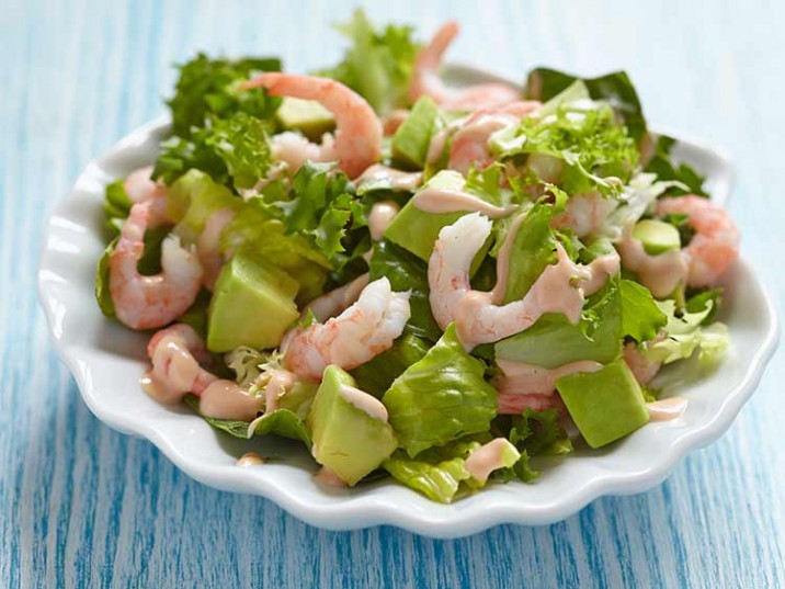 Salat mit Avocado, Garnelen und Dipp Salat mit Avocado, Garnelen und Dipp