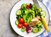 Salat mit Avocado und Hähnchenfleisch