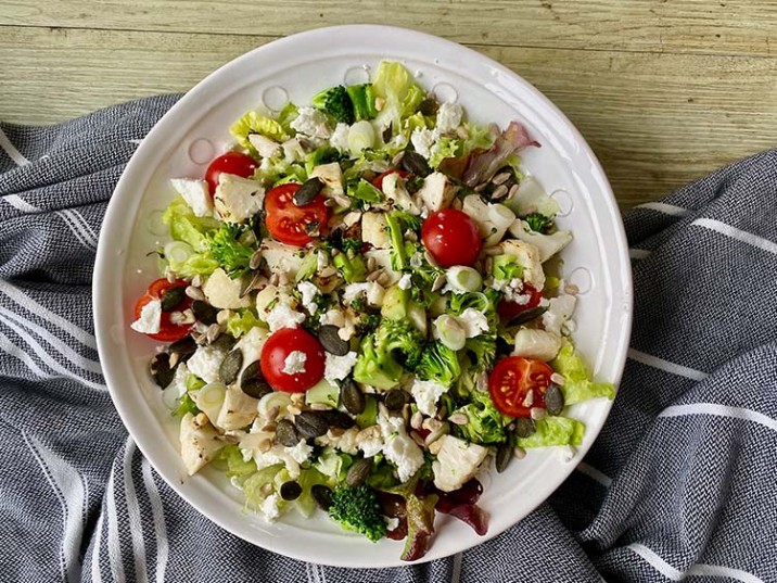 Salat mit Brokkoli, Blumenkohl und Feta