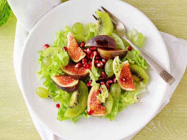 Salat mit Feigen, Kiwi und Granatapfelkerne