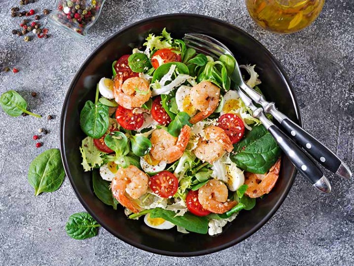 Salat mit Garnelen, Tomaten und Ei Salat mit Garnelen, Tomaten und Ei