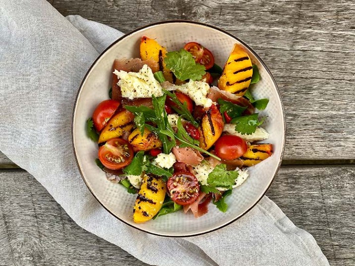 Salat mit gegrillter Nektarine und Serrano Schinken Salat mit gegrillter Nektarine und Serrano Schinken