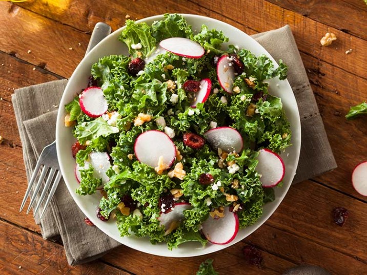 Salat mit getrockneten Tomaten und Nüssen Salat mit getrockneten Tomaten und Nüssen