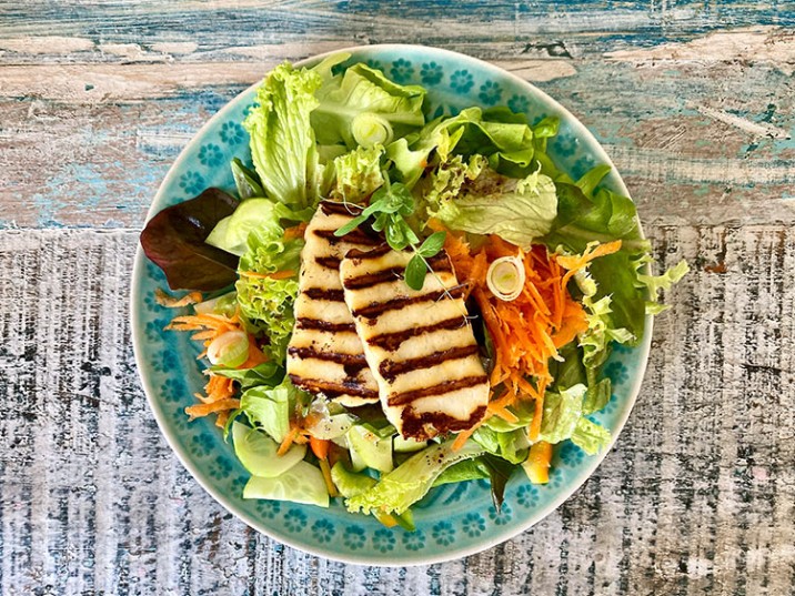 Salat mit Grillkäse, Möhre und Kräuter-Vinaigrette