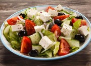 Salat mit Gurken, Tomaten, Oliven und Feta