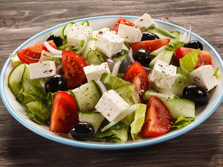 Salat mit Gurken, Tomaten, Oliven und Feta Salat mit Gurken, Tomaten, Oliven und Feta