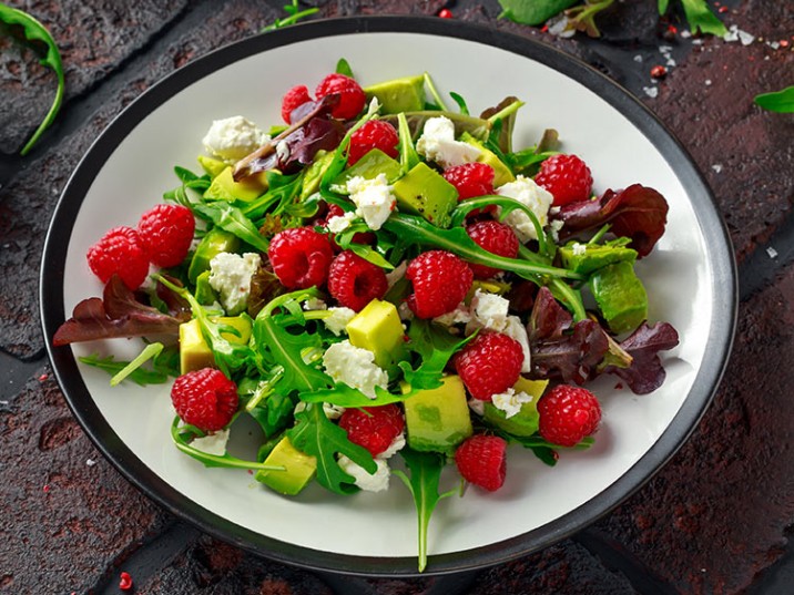 Salat mit Himbeeren, Avocado und Feta Salat mit Himbeeren, Avocado und Feta