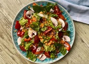 Salat mit Linsen, Champignons, roten Zwiebeln und Paprika