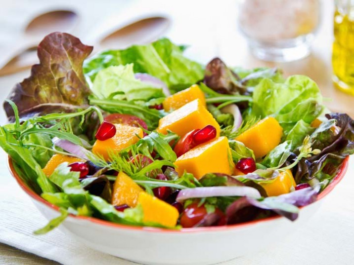 Salat mit Mango und Granatapfel - lowcarbrezepte.org