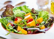 Salat mit Mango und Granatapfel