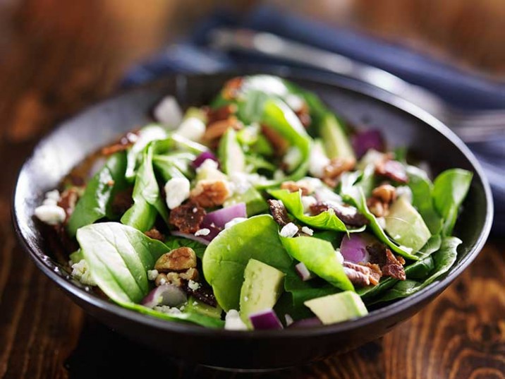 Salat mit Mangold, Avocado, Nüssen und Feta - lowcarbrezepte.org