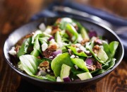 Salat mit Mangold, Avocado, Nüssen und Feta