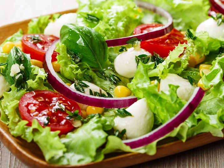 Salat mit Mozzarella und Zitrusdressing