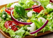 Salat mit Mozzarella und Zitrusdressing