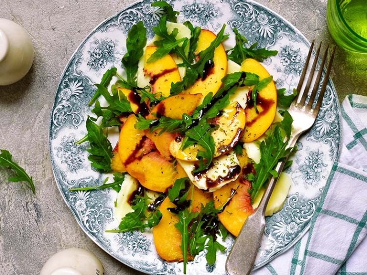 Salat mit Pfirsich, Rucola und Gurke Salat mit Pfirsich, Rucola und Gurke