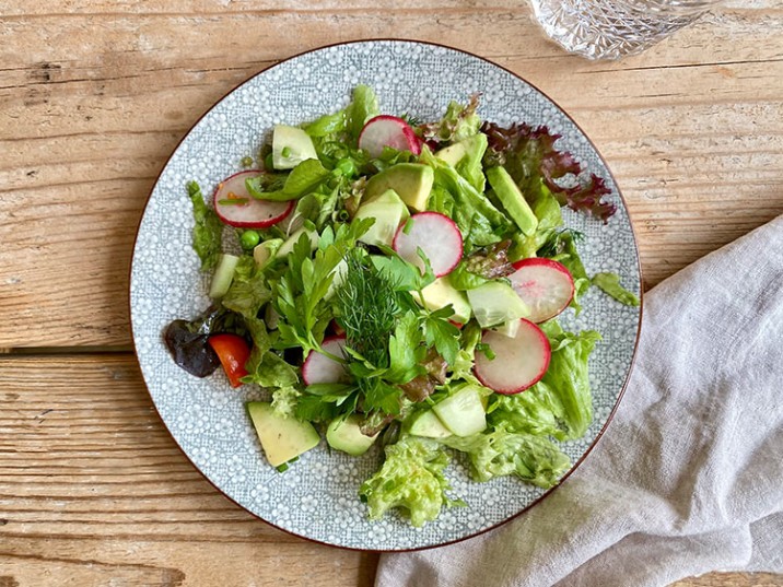 Salat mit Radieschen und Avocado Salat mit Radieschen und Avocado