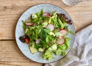 Salat mit Radieschen und Avocado
