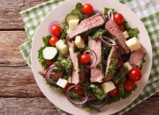 Salat mit Rindersteak und Chimichurri-Sauce