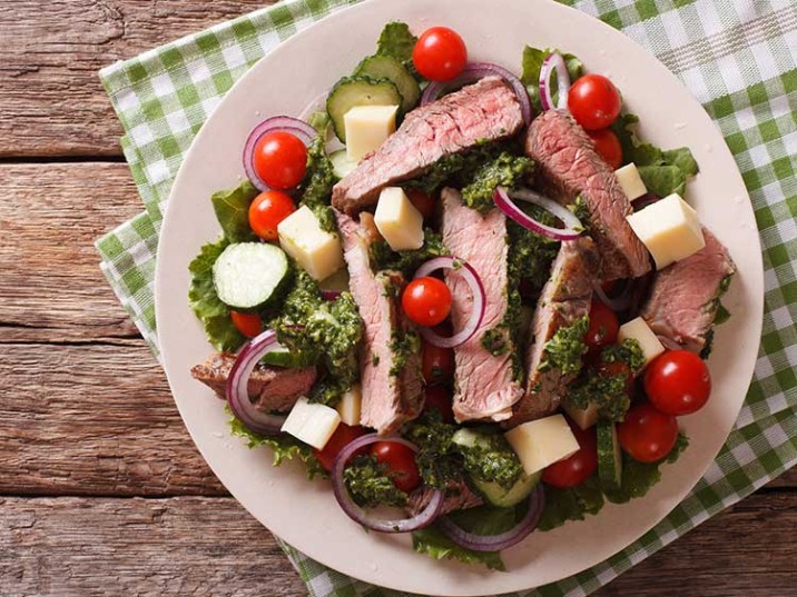 Salat mit Rindersteak und Chimichurri-Sauce