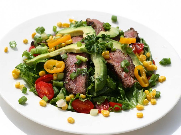 Salat mit Rindfleisch mit Avocado Salat mit Rindfleisch mit Avocado