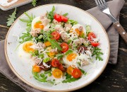 Salat mit Thunfisch und Ei