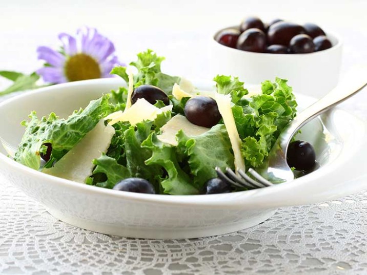 Salat mit Trauben und Käse