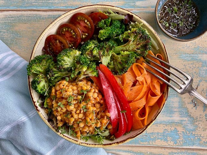 Salatbowl mit gebratenem Brokkoli und roten Linsen