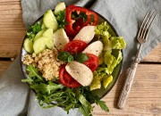 Salatbowl mit Tomate, Mozzarella und Rucola