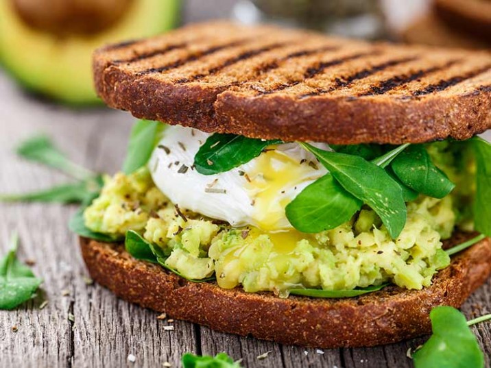 Sandwich mit Avocado-Creme und pochieren Ei