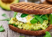 Sandwich mit Avocado-Creme und pochieren Ei