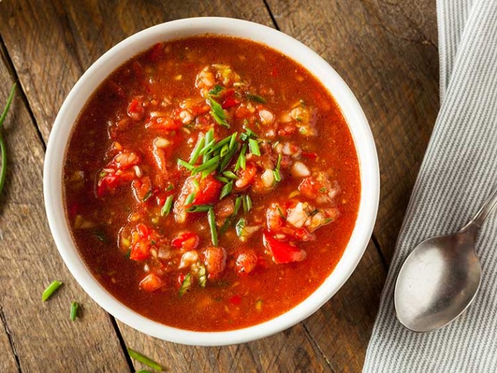 Scharfe Gazpacho-Suppe mit Bohnen