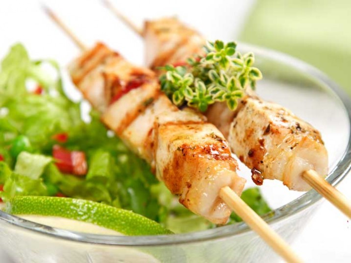 Scharfe Grillspieße mit frischem Salat Scharfe Grillspieße mit frischem Salat