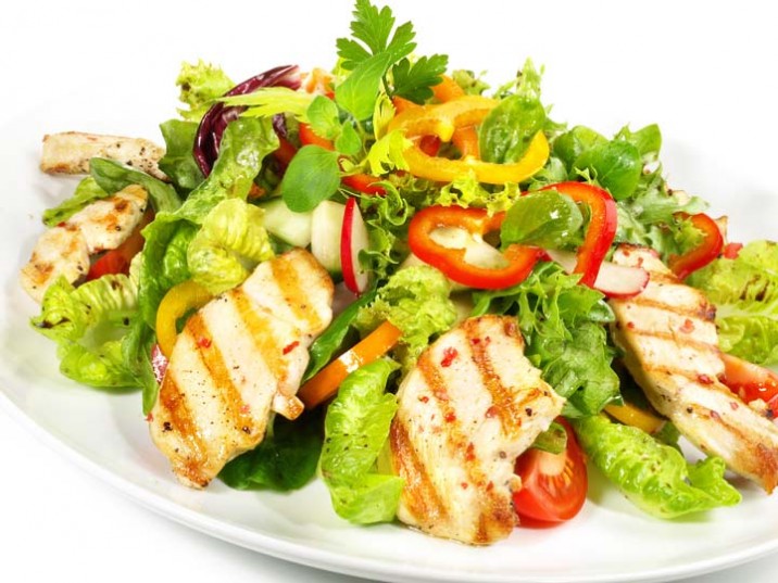 Scharfe Hähnchenbruststreifen auf Sommersalat Scharfe Hähnchenbruststreifen auf Sommersalat