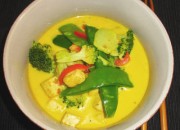 Scharfe Kokos-Tofu Suppe